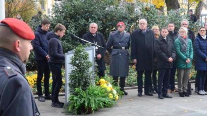 Bild: Kunz
Soldaten, Polizei, Rettungsdienste, Verbände, Kirche und Politiker gedachten am Sonntagvormittag in der Konrad-Adenauer-Anlage den Opfern der beiden Weltkriege, der Vertreibung und der Gewaltherrschaft.