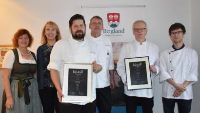 Bild: no
Bei der Ehrung (von links) Resi Laurer, Bürgermeisterin Brigitte Bachmann, Andreas Laurer, Rainer Laurer, Richard Kölbel und Florian Kölbel beim Treffen im Rathaus in Schwend.