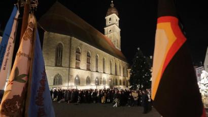 Bild: Wolfgang Steinbacher
Viele Bürger nehmen an der Gedenkfeier zum Volkstrauertag am Marktplatz teil.