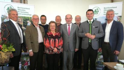 Bild: Hirsch
Der Bezirksverband für Gartenbau und Landespflege hat einen neuen Vorstand. Das Bild zeigt von links: Konrad Weinzierl, Josef Heuschneider, Harald Schlöger, Rosa Prell, Eduard Eckl, Willibald Gailler, Georg Stahl, Thomas Ebeling und Werner Thumann.