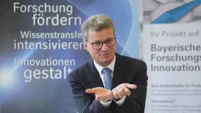 Bild: Wolfgang Steinbacher
Wissenschaftsminister Bernd Sibler (CSU) hat bei einem Besuch der OTH Amberg-Weiden viel zu geben.