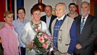 Bild: zer
Karl und Katharina Kick (vorne) feiern mit den Kindern Gisela (von links), Silvia, Herbert (von rechts) und Karl sowie Bürgermeister Michael Bauer.