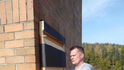 Bild: exb
Fledermausbetreuer Rolf Dorn montiert das neue Fledermausquartier am Landratsamt Schwandorf. Foto: Naturparkverein Oberpfälzer Wald, Birgit Simmeth.