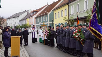 Bild: mmj
Die Achtung im Umgang miteinander mahnte Bürgermeisterin Birgit Höcherl zum Volkstrauertag an den Gedenkstätten in Dietersdorf, Gaisthal und Schönsee (Bild) an.