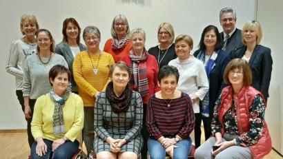 Bild: bph
Die bisherige Vorstandschaft wurde wiedergewählt. Vorsitzende ist Christa Schlagenhaufer (vorne Zweite von rechts), Stellvertreterin Brigitte Müller (vorne Zweite von links), Schriftführerin Gertraud Lindermair (vorne rechts) und Kassenführerin Gerlinde Weber (vorne links). Präses Pfarrer Hannes Lorenz gratulierte dem engagierten Team zur Wiederwahl.