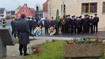 Bild: jml
Zweiter Bürgermeister Gerhard List (rechts) mahnt in der Gedenkansprache zur Solidarität mit den Opfern aller Gewaltherrschaften.