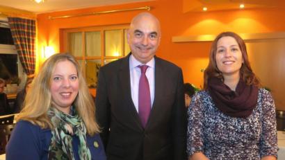 Bild: Hirsch
Grünen-Landtagsabgeordneter Jürgen Mistol (Mitte) und die Spitzenkandidaten des Ortsverbandes Wackersdorf, Sonja Probst (links) und Ulrike Pelikan-Roßmann (rechts), sprachen über Wohnungsbau und "grüne" Themen.