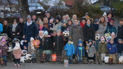 Die Krabbelgruppe Leonberg um Leiterin Monika Bauer (rechts) überreichte am Samstagnachmittag Spenden an Bürgermeister Johann Burger (links) für den Kauf von zwei Hochstühlen, an Kaplan Matthias Nowotny (Zweiter von rechts) für den Kauf von Kinderbücher und an den Verein "Stiftland-Sternenkinder".