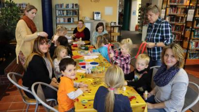 Bild: Stadt Tirschenreuth, M. Streich/exb
Teamwork: Cornelia Kolzenburg (rechts, stehend), Eva Bäuml (rechts), Kim Schraml (links, sitzend) und Eva Kohl (hinten, Mitte) beim Adventsbasteln.