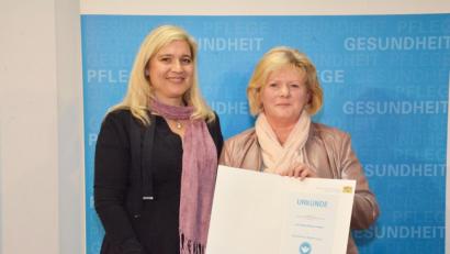 Bild: exb/Bayerisches Staatsministerium für Gesundheit und Pflege
Gesundheitsministerin Melanie Huml zeichnet Hedwig Fröhlich aus Weiden für ihre ehrenamtliche Tätigkeit als Hospizhelferin aus.