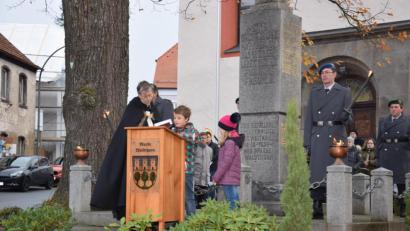 Bild: fla
Die Schulkinder Franz-Josef Riedl und Marie Hauser trugen Gedanken und Gebete vor.