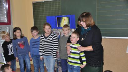 Bild: ak
Religionspädagogin Gabi Schecklmann (rechts) und die Schüler befassten sich mit der Kernaussage des Sterntaler-Märchens.