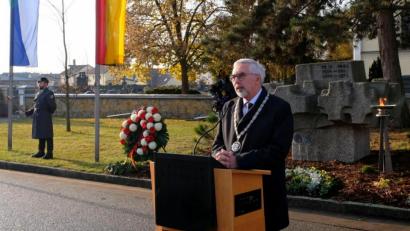 Bild: mab
Vor dem Kriegerdenkmal versammeln sich Vertreter des Marktes mit Vereinen und Angehörigen der Patenkompanie, um im Gedenken an Gewalt und Terror inne zu halten. Bürgermeister Manfred Rodde mahnte angesichts vieler Kriegsopfer aus Schwarzenfeld und Umgebung zu Frieden und Toleranz in der Gesellschaft.