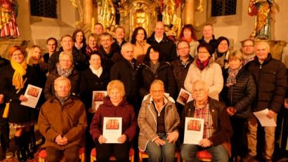 Bild: le
14 Paare feieren am Freitag in der St. Johannes-Baptista-Kirche mit Pfarrer Wilfried Römischer einen Gottesdienst mit Abendmahl.