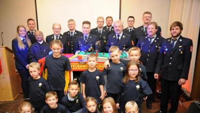 Bild: Andreas Brückmann
Führungskräfte, die am Bau Beteiligten und die Hohenkemnather Kinderfeuerwehr freuen sich über ihr neues Übungsfahrzeug.