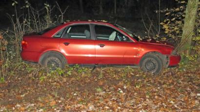 Bild: oy
Kurz vor dem Waldfriedhof-Parkplatz wurde einem jungen Audifahrer, der den Annabergweg in Richtung Lobenhof befuhr, die dortige 90-Grad-Kurve zum Verhängnis: Er kam mit seinem Auto von der Fahrbahn ab und prallte gegen ein Baumreihe. Die Insassen zogen sich mittelschwere Verletzungen zu.