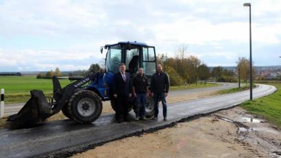 Bild: Stefanie Gradl
Bürgermeister Hans-Martin Schertl (links), Bauamtsleiter Stefan Ertl (rechts) und Vorbeiter Michael Kolek von der Firma Schulz trafen sich auf dem neu asphaltierten Radweg zwischen Axtheid und Axtheid-Berg.