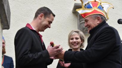 Bild: hcz
OB Kurt Seggewiß übergibt die Stadtkasse und den Schlüssel an Faschingsprinzessin Sandra und Prinz Bernd..