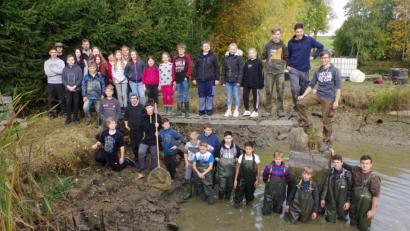 Bild: Mittelschule Tirschenreuth/exb
Abfischen am Schulteich.
