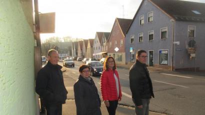 Bild: ui
Die CSU will die Dominanz des Autoverkehrs in der Freyung zurückdrängen und das Viertel lebenswerter machen. Von links: Josef Arnold, Marianne Lebegern, Simone Orlowski und Armin Aichinger.