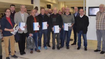 Bild: Kunz
Richard Nürnberger (Zweiter von rechts) vom Fotoclub VHS-Foto-Amberg DVF gewinnt den Fotowettbewerb von Foto Brenner und dem Deutschen Verband für Fotografie Bayern mit seiner Aufnahme "Island".