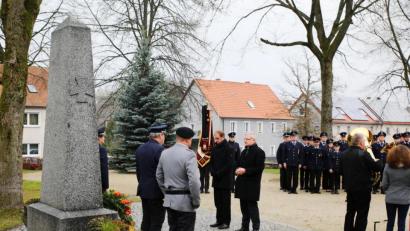 Bild: JOCHEN NEUMANN 
ERBENDORF
Bei der Feier am Kriegerdenkmal in Wildenreuth legten (von links) Pfarrer Manuel Sauer und Zweiter Bürgermeister Johannes Reger einen Kranz ab.