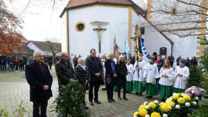 Bild: bey
Bürgermeister Dr. Karl-Heinz Preißer (links) legt mit den Vertretern der Vereine Kränze am Kriegerdenkmal nieder.
