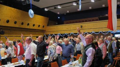 Bild: ua
Ausgelassene Stimmung bei den Senioren herrschte beim Fest zum Zehnjährigen des Seniorennetzwerks Ursensollen-Ammerthal im Kubus.