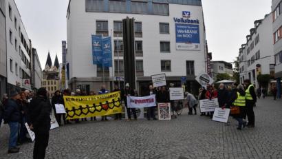Bild: Lowak
Das Aktionsbündnis "Weiden ist bunt" hat zur Mahnwache am Macerata-Platz aufgerufen.