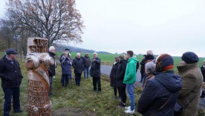 Bild: fvo
Hans Malzer (Mitte) schuf sieben Wortsäulen, die nun auf einer Streuobstwiese einen Skulpturenweg bilden.