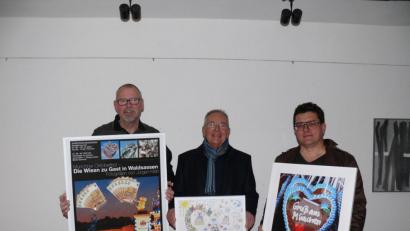 Bild: kgg
Mit großer Freude nahm der Vorsitzende Hospizverein Amberg Georg Franz Fröhler das große Bild mit 13 50-Euro-Scheinen von Jürgen Klein entgegen. Im Bild von links Hobbyfotograf Jürgen Klein, Georg Franz Fröhler (mit Bild der Kinderhort-Kinder) und Zweiter Vorsitzender Markus Braun vom Verein Kunsthaus Waldsassen.