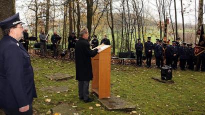 Bild: zer
Am Volkstrauertag schauen die Menschen wie hier am Denkmal in Letzau auf die Schrecken des Krieges zurück und schauten voraus auf die Bewahrung von Frieden und Demokratie. Im Bild 2. Bürgermeister Schiller bei seiner Ansprache in Wilchenreuth.