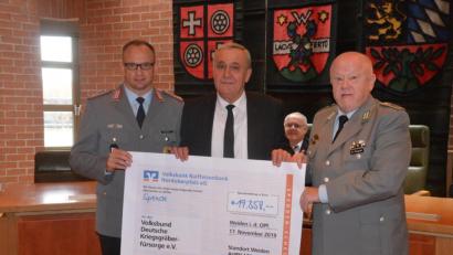 Bild: Kunz
Für den Volksbund Deutsche Kriegsgräberfürsorge werden über 19.000 Euro gesammelt. Darüber freuen sich (von links) Oberstleutnant Sven Zickmantel, Oberbürgermeister Kurt Seggewiß und der Kreisgruppen-Chef Nordoberpfalz, Günter Bogner.