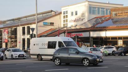 Bild: Wolfgang Steinbacher
Das doppelte Linksabbiegen von der Bayreuther Straße in den Pfalzgrafenring hat sich offensichtlich bewährt. Denn aus dem im März 2018 beschlossenen Modellversuch wird eine Dauereinrichtung.