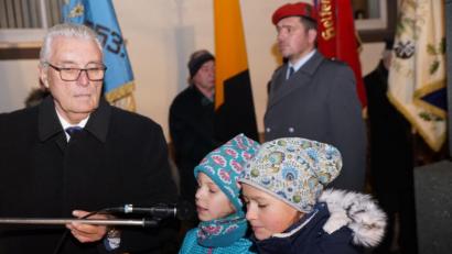 Bild: bkr
Maria-Luise Schmid und Julia Stauter (von rechts) und trugen den Dialog „Bild vom Frieden“ vor. Zweiter Bürgermeister Josef Hecht hielt das Mikrofon.