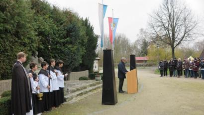 Bild: jzk
Es gelte zu verhindern, „dass das Gedankengut der Populisten von den Rändern in die Mitte unserer Gesellschaft getragen wird“, forderte Bürgermeister Werner Nickl (am Rednerpult) seine Zuhörer auf.