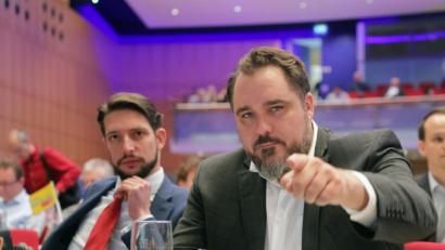 Bild: Wolfgang Steinbacher
Zum zweiten Mal in Folge haben die Parteimitglieder Daniel Föst (rechts) zum Landesvorsitzenden der FDP gewählt. Neben ihm im Amberger ACC sitzt der ehemalige FDP-Generalsekretär Norbert Hofmann.