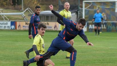 Bild: otr
Josef Fahrnbauer (gelbes Trikot) von der DJK Neustadt/WN und Nikolay Nikiforov (ASV Neustadt/WN) lieferten sich im Stadtduell heiße Zweikämpfe.