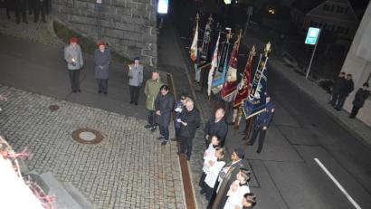 Bild: ak
Am Mahnmal zeichnete Bürgermeister Günter Kopp (Siebter von links) nach, wie Machtstreben, Größenwahn und Hass zum Zweiten Weltkrieg geführt haben.