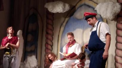 Bild: rtw
Die Himmlischen(von links nach rechts) Erzengel Michael (Michael Rattai) Harfenengel (Lukas Meyer) Petrus (Daniel Eckert) Geigenengel (Tim Wismeth) führen den Neuankömmling Alios(Roman Palecki) in die Hausordnung ein