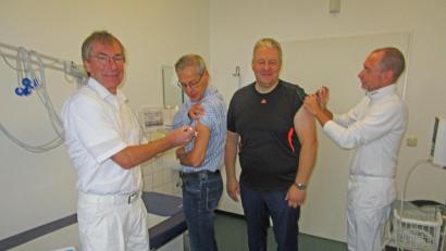 Bild: Hollederer, Christine
Impfung des Landrates Richard Reisinger (Zweiter von rechts) und des Gesundheitsamtleiters Dr. Roland Brey durch die Sulzbach-Rosenberger Ärzte Dr. Bernhard (rechts) und Andreas Schober (links).
