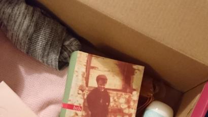 Bild: Sara Straub
„Die Asche meiner Mutter“, Frank McCourts Buch, entdeckte Sara Straub im vergangenen Jahr in einem Geschenkpäckchen für „Weihnachten im Schuhkarton“. Der „Spender“ hatte außerdem einen benutzten Labello eingepackt.