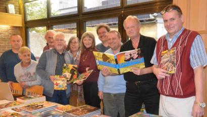 Bild: Kunz
Als Motoren der Deutschen Comic-Szene gelten (von rechts) Uli Narr aus Weiden und Gerhart Renner.