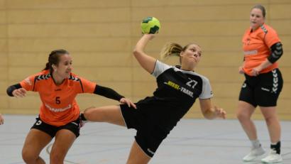 Bild: ham
Carina Czichon (dunkles Trikot) war fünf Mal für die HSG Nabburg/Schwarzenfeld gegen die HG Amberg erfolgreich. Das Söllner-Team bleibt vorne dran.