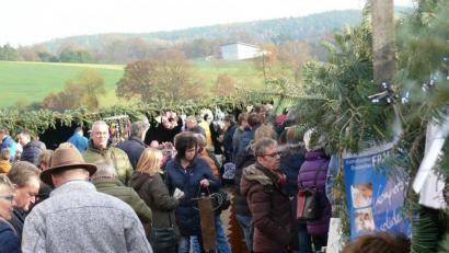 Bild: ga
Viele Besucher nahmen den ersten voradventlichen Markt in der Region bei schönstem Herbstwetter gerne zum Anlass, sich schon ein bisschen auf die nahende Weihnachtszeit einstimmen zu lassen.