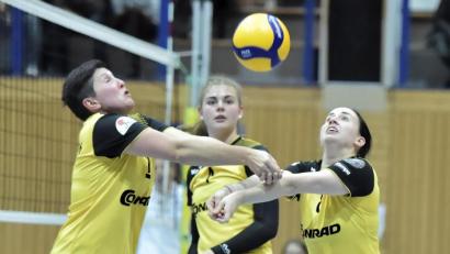 Bild: Ziegler
Gemeinsam waren sie stark, die Volleyballdamen des SV Hahnbach wie in dieser Szene bei der Ballannahme durch Kapitänin Anna Dotzler, Mittelblockerin Julia Polito und Zuspielerin Elisabeth Kiehn (von links).