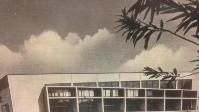 Archivbild: bkr
Hallenbad vor 50 Jahren: Heute ist die Südseite des Bades von großen Bäumen eingerahmt. Die Fassade blieb gleich.