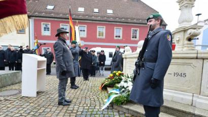 Bild: bey
Bürgermeister Rainer Rewitzer und Major Olaf Niederdräing legten nach ihren Ansprachen Kränze am Kriegerdenkmal nieder.