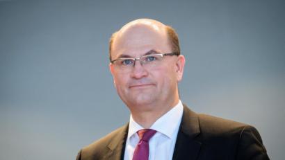 Bild: Matthias Balk/dpa
Albert Füracker vor Beginn einer Kabinettssitzung in der bayerischen Staatskanzlei.