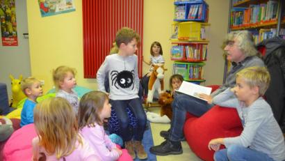Bild: fz
Hannes Rupprecht liest den Kindern in der Stadtbücherei das Märchen vom Rumpelstilzchen vor.